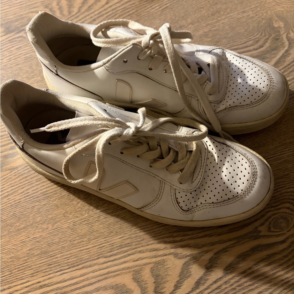 Veja V 10 All White Sneakers size 7 - Picture 2 of 9
